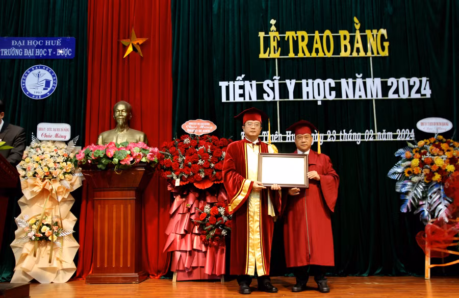 Trao bằng cho các tân tiến sĩ tại Trường ĐH Y - Dược, ĐH Huế. Trao bằng cho các tân tiến sĩ tại Trường ĐH Y - Dược, ĐH Huế.