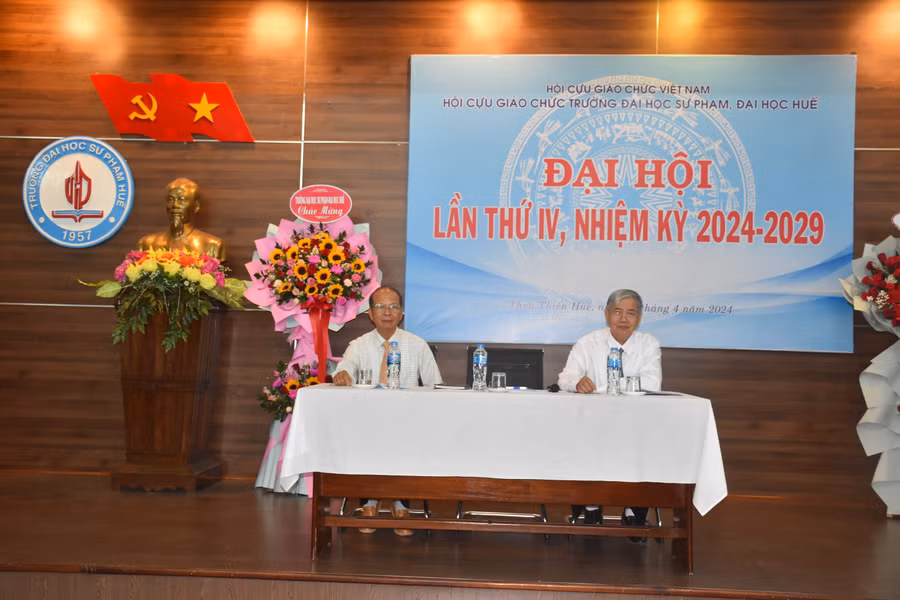 Các thành viên của Ban Chủ tịch Hội Cựu giáo chức.