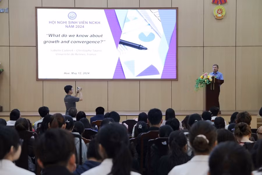 Các diễn giả trình bày thu hút tại Hội nghị. Các diễn giả trình bày thu hút tại Hội nghị.