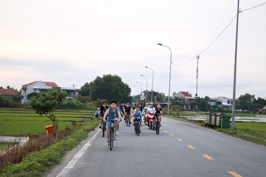 Đạp xe tuyên truyền lịch sử văn hóa địa phương.