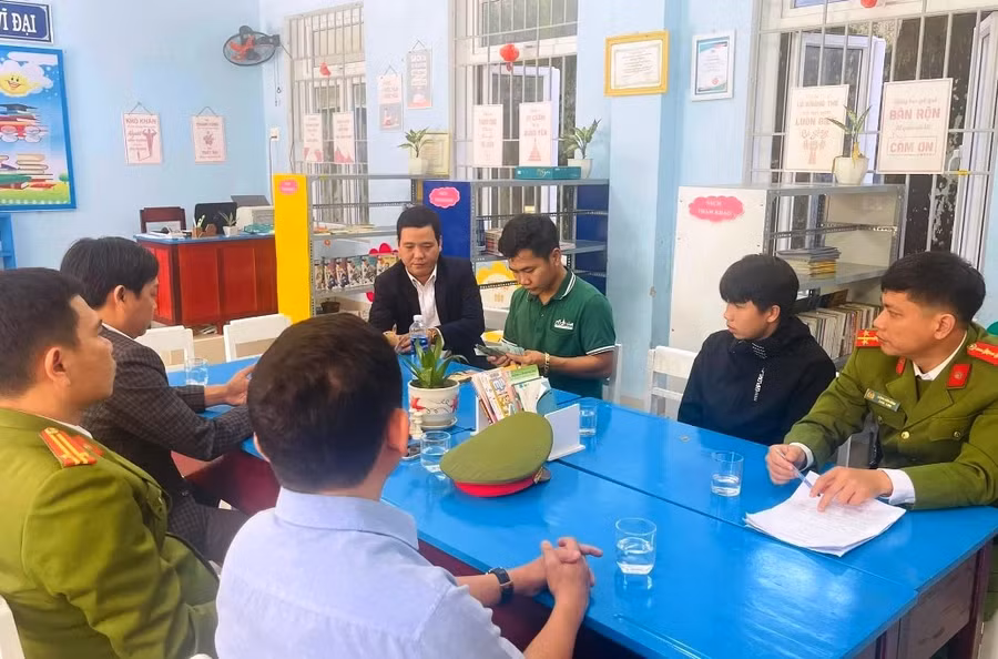 Trường THCS Huỳnh Thúc Kháng, Công an phường Đông Ba cùng em Phúc và anh Duy cùng nhau kiểm đếm lại số tiền.