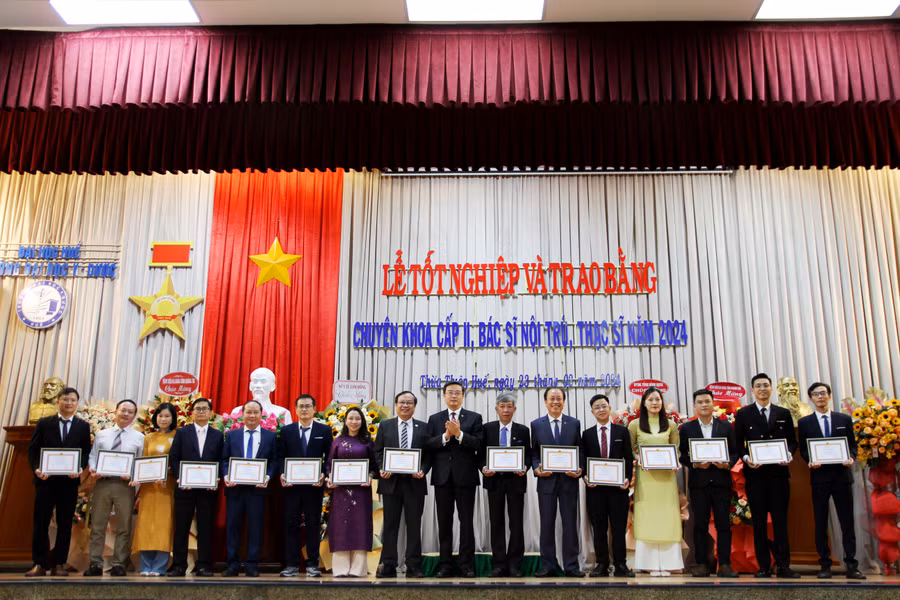 Trao khen thưởng cho các học viên Chuyên khoa cấp II, thạc sĩ và bác sĩ nội trú đạt loại Giỏi. Trao khen thưởng cho các học viên Chuyên khoa cấp II, thạc sĩ và bác sĩ nội trú đạt loại Giỏi.