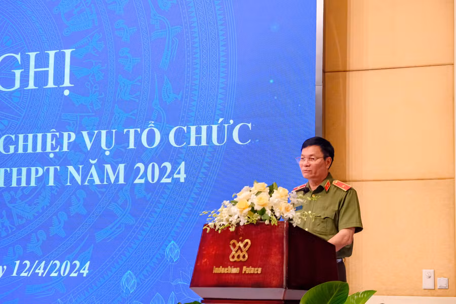 Thiếu tướng Lê Minh Mạnh - Phó Cục trưởng Cục An ninh mạng và phòng chống tội phạm sử dụng công nghệ cao (A05, Bộ Công an) trình bày tham luận về đảm bảo an ninh thông tin, an ninh mạng trong Kỳ thi tốt nghiệp THPT 2024.