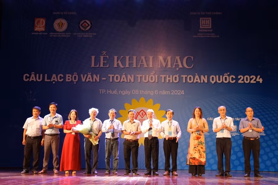 Ban tổ chức tặng hoa Hội đồng chuyên gia môn Toán.