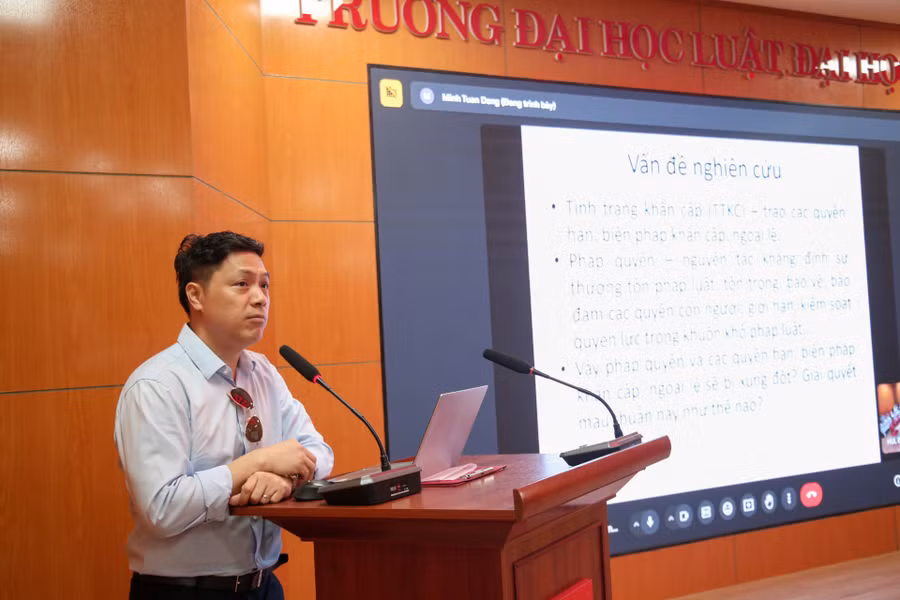 PGS.TS. Đặng Minh Tuấn - Trường ĐH Luật, ĐH quốc gia Hà Nội trình bày tham luận: "Pháp quyền trong tình trạng khẩn cấp: Khung lý luận và các thách thức đặt ra". PGS.TS. Đặng Minh Tuấn - Trường ĐH Luật, ĐH quốc gia Hà Nội trình bày tham luận: "Pháp quyền trong tình trạng khẩn cấp: Khung lý luận và các thách thức đặt ra".