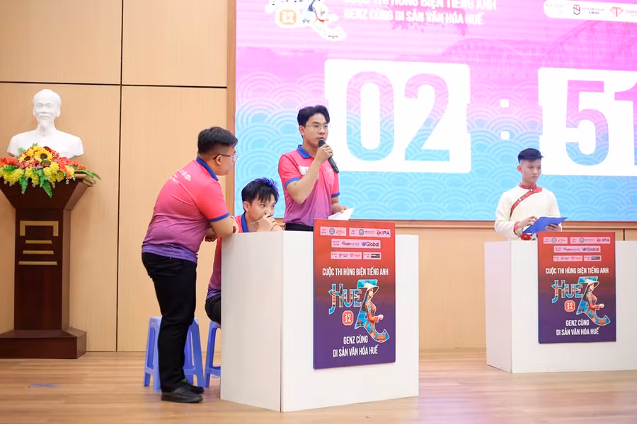 Các đội thi đấu sôi nổi.