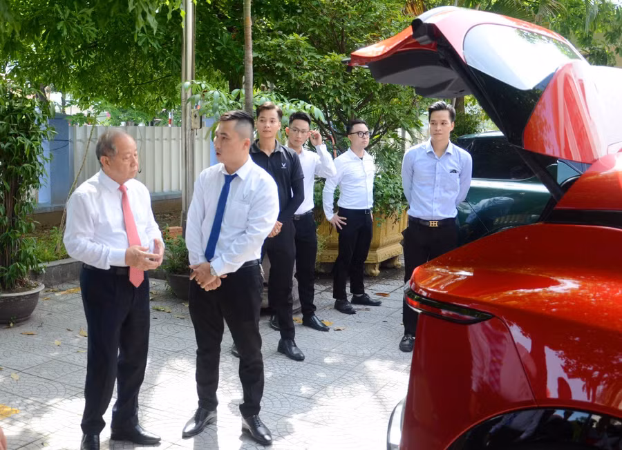 Các đại biểu tham quan các dòng xe ô tô mới, hiện đại bên lề buổi lễ.