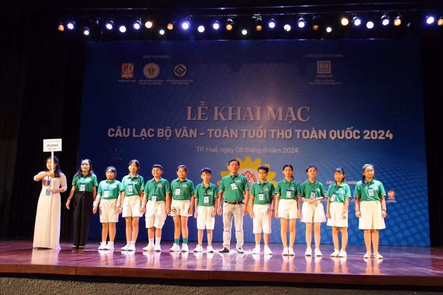 Các đoàn dự thi lần lượt diễu hành trên sân khấu, bắt đầu từ đoàn An Giang.