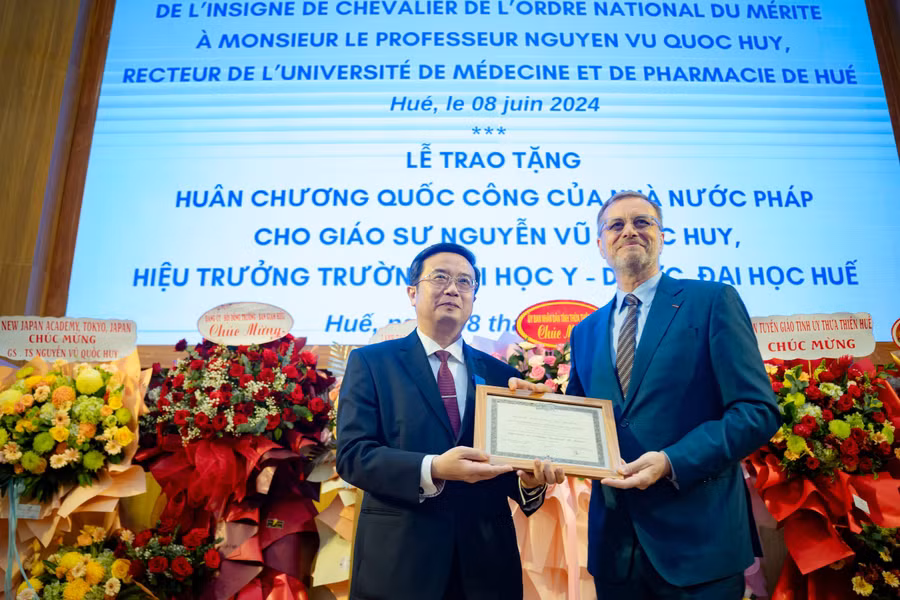 Hiệu trưởng Trường ĐH Y - Dược Huế và Ngài Đại sứ Cộng hòa Pháp tại Việt Nam. Hiệu trưởng Trường ĐH Y - Dược Huế và Ngài Đại sứ Cộng hòa Pháp tại Việt Nam.