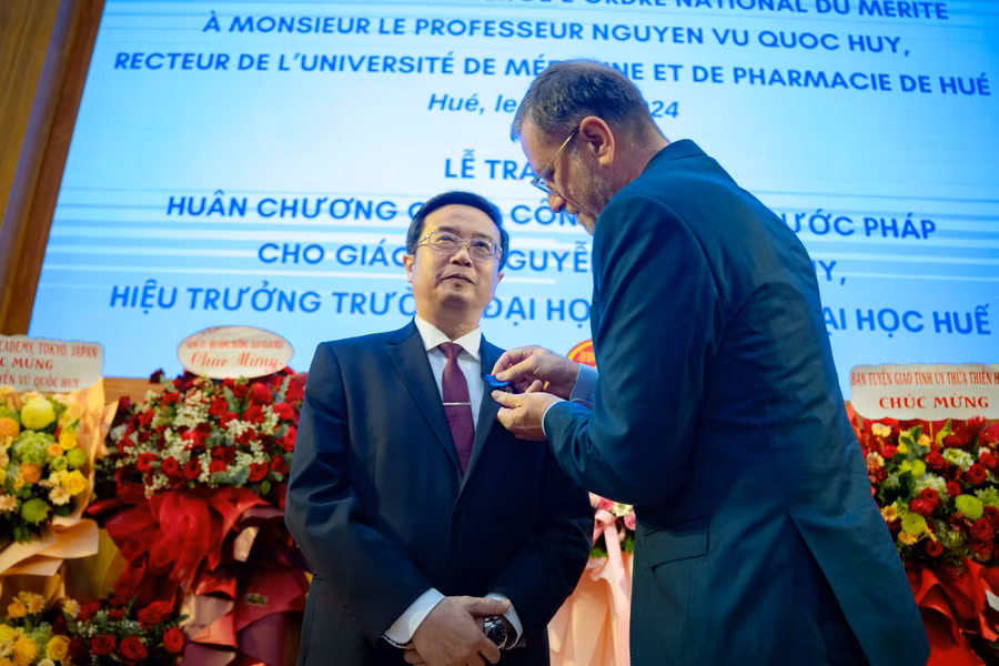Huân chương cao quý của Nhà nước Pháp cũng là sự ghi nhận cho các hoạt động và đóng góp của Cộng đồng Pháp ngữ và Pháp ngữ y khoa tại Thừa Thiên Huế. Huân chương cao quý của Nhà nước Pháp cũng là sự ghi nhận cho các hoạt động và đóng góp của Cộng đồng Pháp ngữ và Pháp ngữ y khoa tại Thừa Thiên Huế.