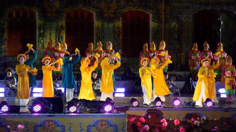 Nữ vũ công trong tà áo dài Huế.
