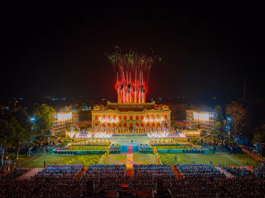 Pháo hoa rực sáng nền điện Kiến Trung, là lời chào giã bạn qua 1 tuần lễ sôi động. (Ảnh: Đình Hoàng). Pháo hoa rực sáng nền điện Kiến Trung, là lời chào giã bạn qua 1 tuần lễ sôi động. (Ảnh: Đình Hoàng).