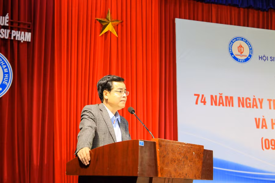 PGS.TS Nguyễn Thành Nhân – Phó Hiệu trưởng Trường ĐH Sư phạm, ĐH Huế phát biểu chỉ đạo tại buổi lễ. PGS.TS Nguyễn Thành Nhân – Phó Hiệu trưởng Trường ĐH Sư phạm, ĐH Huế phát biểu chỉ đạo tại buổi lễ.