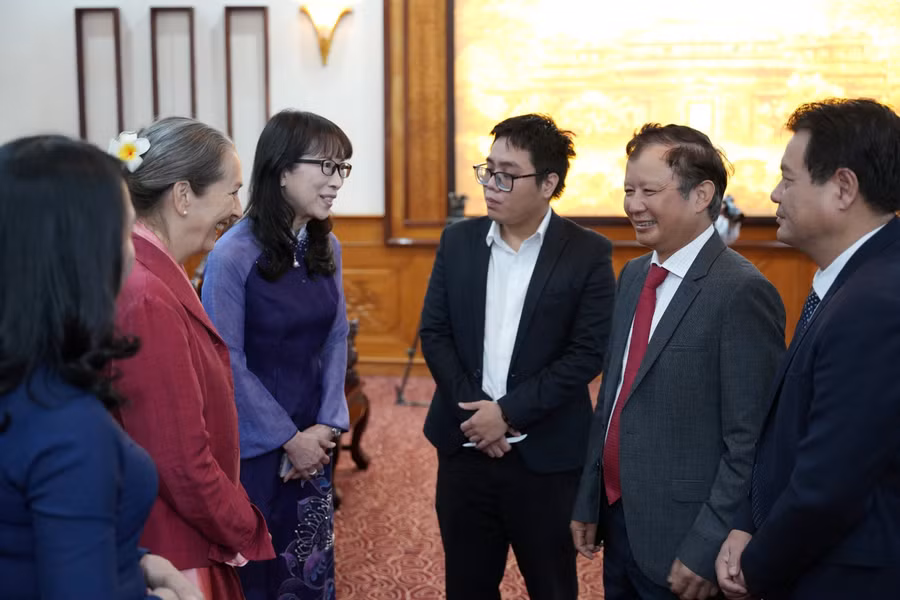 Bí thư Tỉnh ủy Thừa Thiên Huế - Lê Trường Lưu (thứ 2 từ phải sang) trò chuyện cùng 2 Công dân danh dự tỉnh là người nước ngoài vừa được vinh danh. Bí thư Tỉnh ủy Thừa Thiên Huế - Lê Trường Lưu (thứ 2 từ phải sang) trò chuyện cùng 2 Công dân danh dự tỉnh là người nước ngoài vừa được vinh danh.