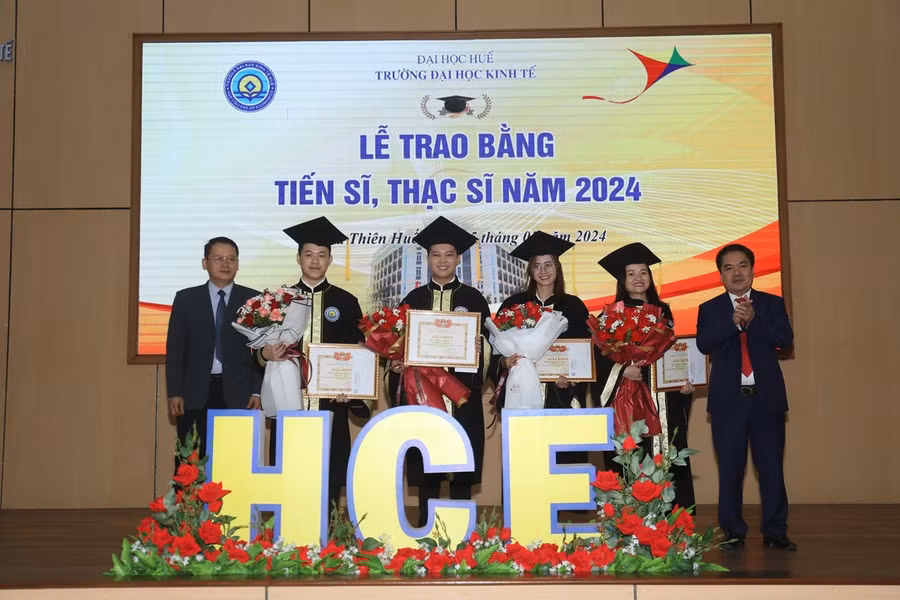 Hiệu trưởng PGS.TS Trương Tấn Quân (phải) và Phó Hiệu trưởng PGS.TS Bùi Đức Tính (trái) trao tặng giấy khen cho các tân thạc sĩ có thành tích xuất sắc trong học tập. (Ảnh: P.N) Hiệu trưởng PGS.TS Trương Tấn Quân (phải) và Phó Hiệu trưởng PGS.TS Bùi Đức Tính (trái) trao tặng giấy khen cho các tân thạc sĩ có thành tích xuất sắc trong học tập. (Ảnh: P.N)