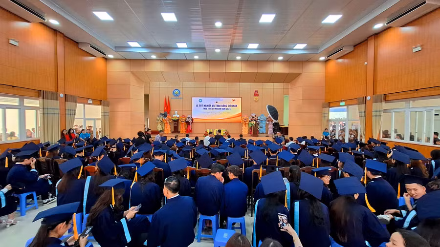 Các sinh viên tốt nghiệp theo tiến độ nhanh sẽ lợi thế hơn khi có nhiều cơ hội xin việc làm sớm hơn so với các bạn cùng khóa.