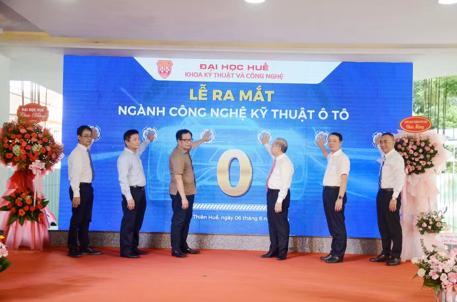 Các đại biểu bấm nút chính thức ra mắt ngành Công nghệ kỹ thuật ô tô tại Khoa Kỹ thuật và Công nghệ - Đại học Huế. 