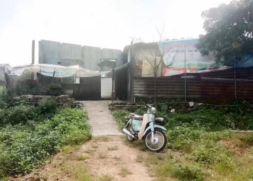 Một số hộ dân dù đã có nhà tái định cư, nhưng vẫn sử dụng nơi ở tại Eo Bầu để kinh doanh. Một số hộ dân dù đã có nhà tái định cư, nhưng vẫn sử dụng nơi ở tại Eo Bầu để kinh doanh.