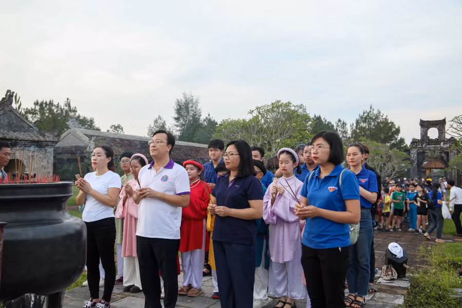 Các thầy cô giáo cùng học sinh thắp hương tại Văn thánh.