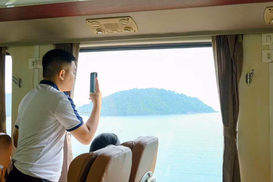 Du khách sẽ được trải nghiệm vẻ đẹp cảnh quan của Thừa Thiên Huế và TP Đà Nẵng tại chuyến tàu du lịch. Du khách sẽ được trải nghiệm vẻ đẹp cảnh quan của Thừa Thiên Huế và TP Đà Nẵng tại chuyến tàu du lịch.