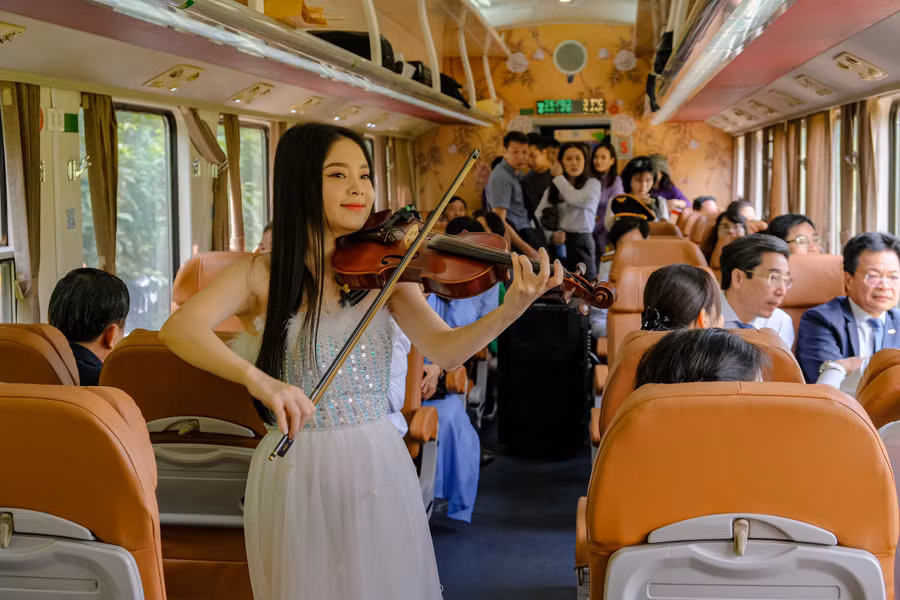 Du khách thưởng thức nhiều món ăn và âm nhạc trên chuyến tàu du lịch. Du khách thưởng thức nhiều món ăn và âm nhạc trên chuyến tàu du lịch.