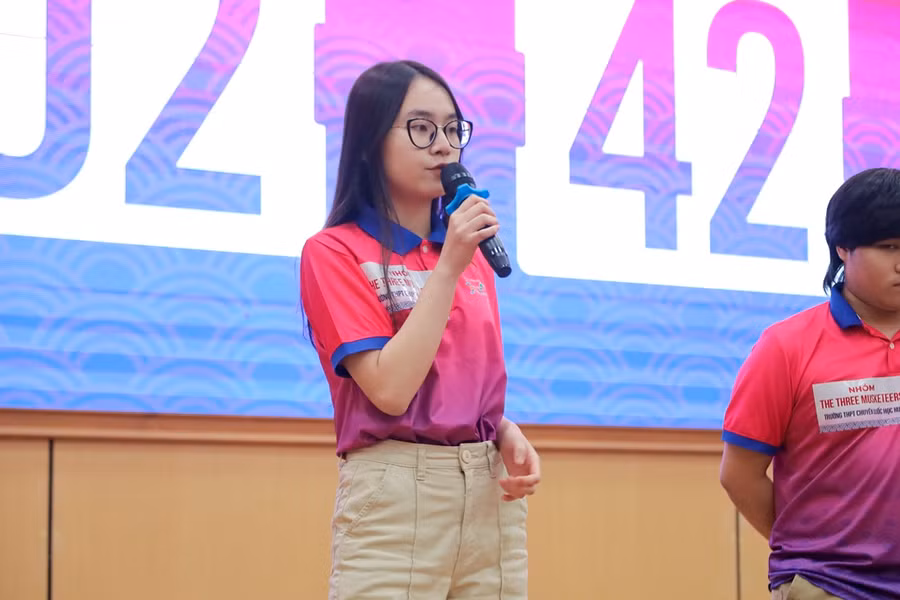 Nữ thí sinh thuyết trình bằng tiếng Anh trôi chảy.
