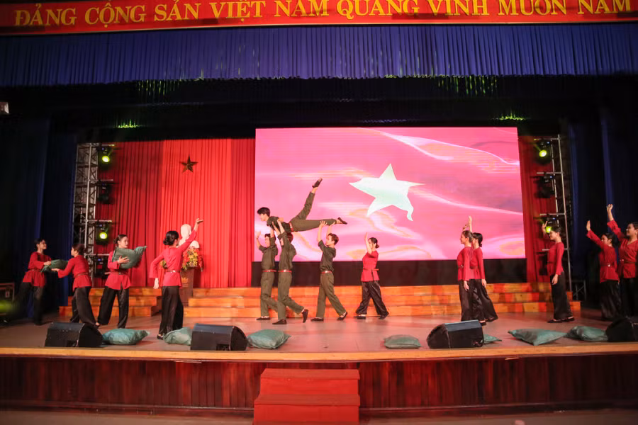 Tiết mục văn nghệ tái hiện lại lịch sử hào hùng của dân tộc ta thời kháng chiến.