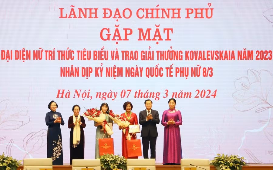 Giải thưởng Kovalevskaia năm 2023 trao cho GS.TS Hoàng Thị Thái Hòa, Trường ĐH Nông Lâm, ĐH Huế (thứ 3 từ trái qua).