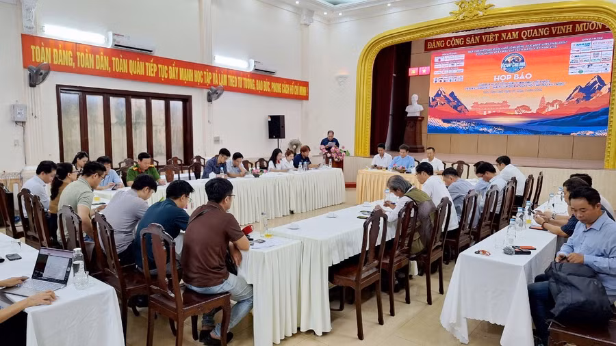 Họp báo giải đua xe ô tô địa hình. (Ảnh: Đại Dương).