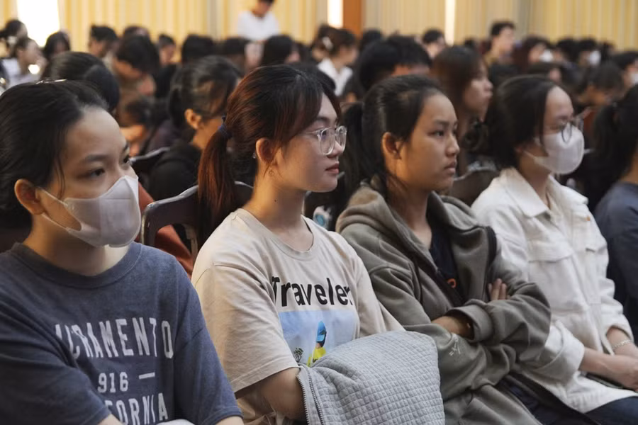 Sinh viên chăm chú theo dõi Hội nghị. Sinh viên chăm chú theo dõi Hội nghị.