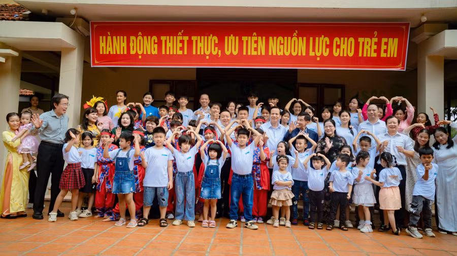 Đoàn chụp ảnh cùng Làng trẻ em SOS Huế. (Ảnh: N.H)