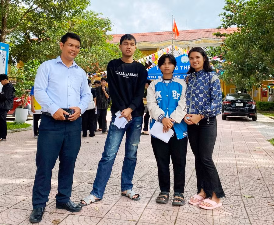 Ông Hồ Văn Khởi, Trưởng Phòng Giáo dục và Đào tạo huyện A Lưới (ngoài cùng bên trái) gặp và động viên 3 thí sinh tại Trung tâm Giáo dục Nghề nghiệp – Giáo dục Thường xuyên thi tốt nghiệp.