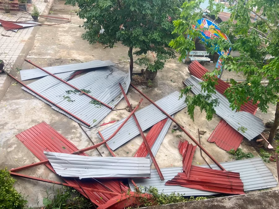 Mái tôn bay tung tóe khắp nơi. Mái tôn bay tung tóe khắp nơi.