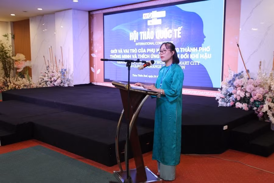 PGS.TS Nguyễn Hoàng Khánh Linh, Khoa Trưởng Khoa Quốc tế - Đại học Huế nêu bật tầm quan trọng nữ giới trong sáng kiến thành phố thông minh và ứng phó biến đổi khí hậu. (Ảnh: Đại Dương)