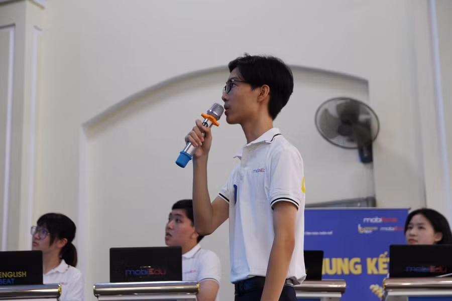 Thí sinh Nguyễn Bảo Phúc - Trường THPT chuyên Quốc học Huế tuy có điểm số rất thấp ở phần thi 1 nhưng đã lội ngược dòng ngoạn mục ở phần thi 2. (Ảnh: Đại Dương)