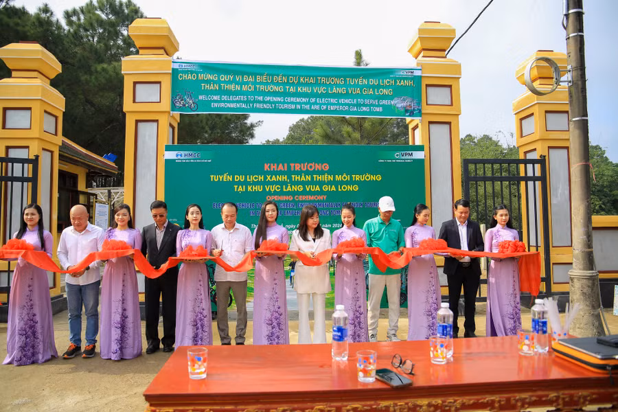 Các đại biểu, khách mời cắt băng khánh thành tuyến du lịch xanh, thân thiện môi trường tại khu vực lăng vua Gia Long. Các đại biểu, khách mời cắt băng khánh thành tuyến du lịch xanh, thân thiện môi trường tại khu vực lăng vua Gia Long.