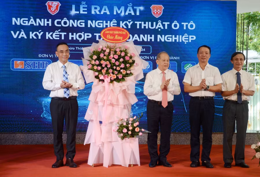 Lãnh đạo tỉnh Thừa Thiên Huế và TP Huế tặng hoa chúc mừng lễ ra mắt ngành Công nghệ kỹ thuật ô tô, Khoa Kỹ thuật và Công nghệ - Đại học Huế.