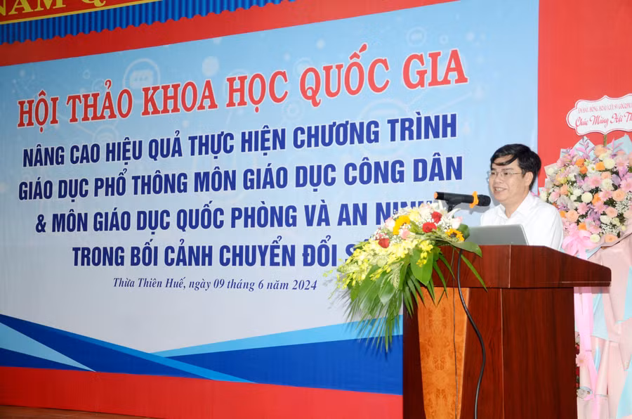 PGS.TS Nguyễn Thành Nhân, Phó Hiệu trưởng phụ trách Trường ĐH Sư phạm, ĐH Huế phát biểu chúc mừng Hội thảo. PGS.TS Nguyễn Thành Nhân, Phó Hiệu trưởng phụ trách Trường ĐH Sư phạm, ĐH Huế phát biểu chúc mừng Hội thảo.
