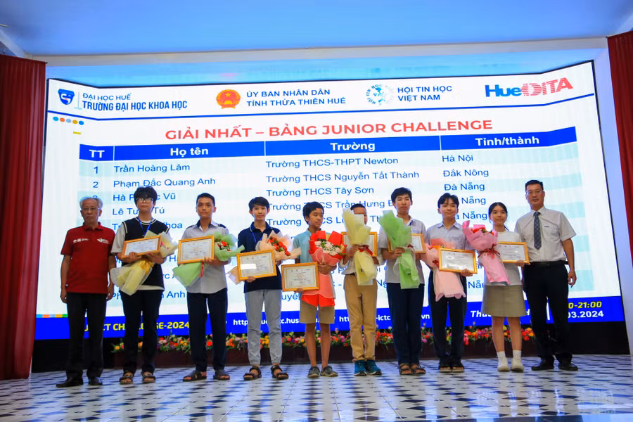 Ban tổ chức trao giải Nhất cho các thí sinh bảng Junior Challenge.