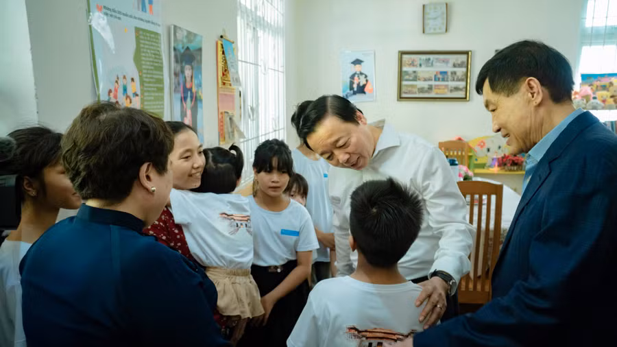 Phó Thủ tướng Trần Hồng Hà thăm trẻ em làng SOS Huế.