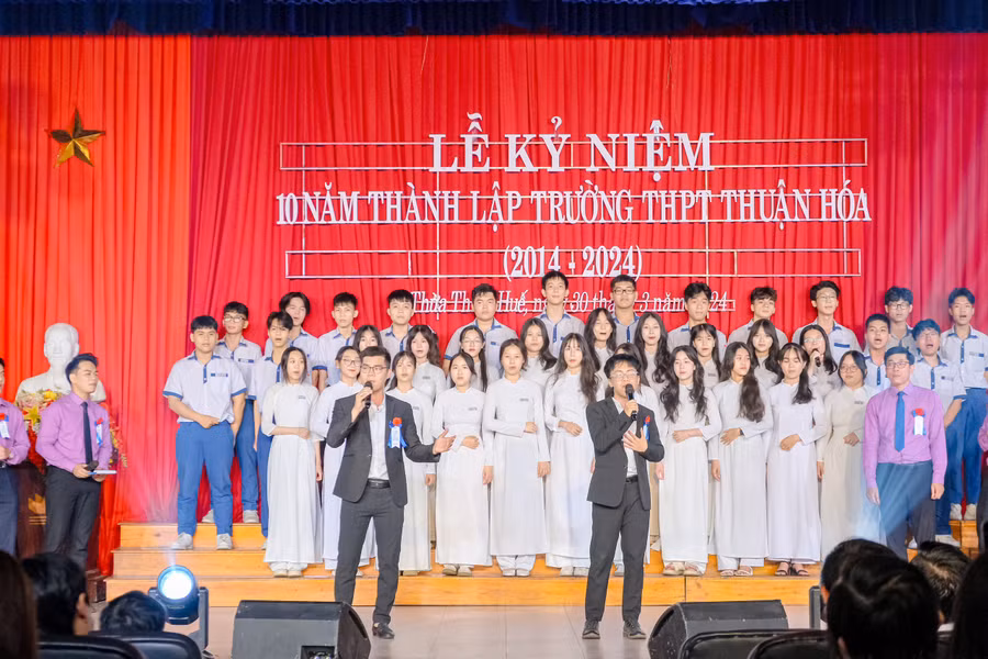 Các tiết mục văn nghệ do thầy trò nhà Trường thực hiện xúc động và sâu sắc.
