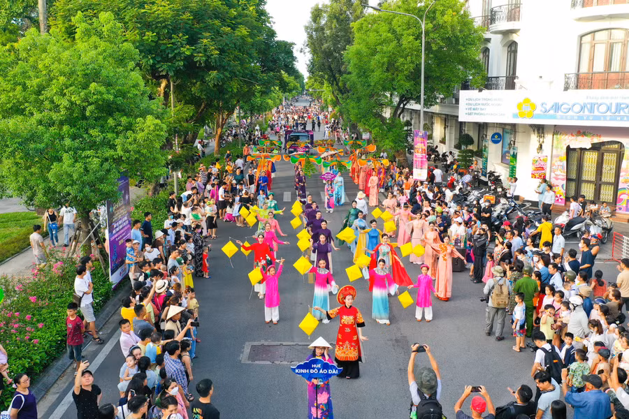 Hơn 100.000 du khách đến Huế du lịch, vui chơi trong Tuần lễ Festival Nghệ thuật quốc tế Huế 2024. Hơn 100.000 du khách đến Huế du lịch, vui chơi trong Tuần lễ Festival Nghệ thuật quốc tế Huế 2024.