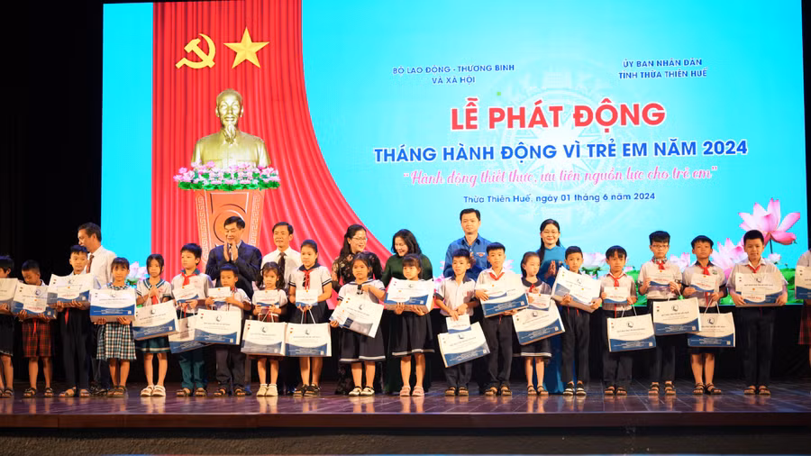 Tặng quà các học sinh tỉnh Thừa Thiên Huế.