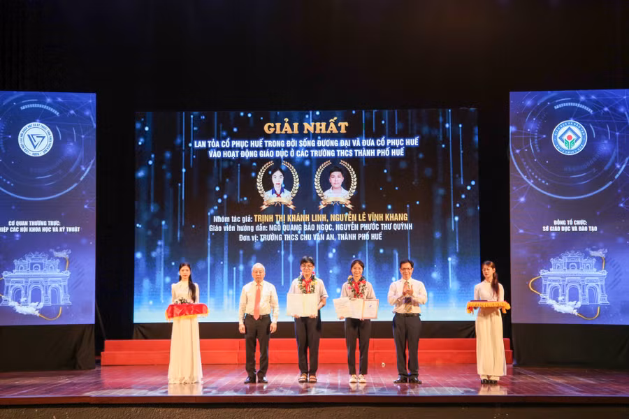 Trao giải Nhất cho đề tài “Lan tỏa cổ phục Huế trong đời sống đương đại và đưa cổ phục Huế vào hoạt động giáo dục ở các trường THCS TP Huế” của nhóm tác giả Trịnh Thị Khánh Linh, Nguyễn Lê Vĩnh Khang, Trường THCS Chu Văn An (TP Huế). Trao giải Nhất cho đề tài “Lan tỏa cổ phục Huế trong đời sống đương đại và đưa cổ phục Huế vào hoạt động giáo dục ở các trường THCS TP Huế” của nhóm tác giả Trịnh Thị Khánh Linh, Nguyễn Lê Vĩnh Khang, Trường THCS Chu Văn An (TP Huế).