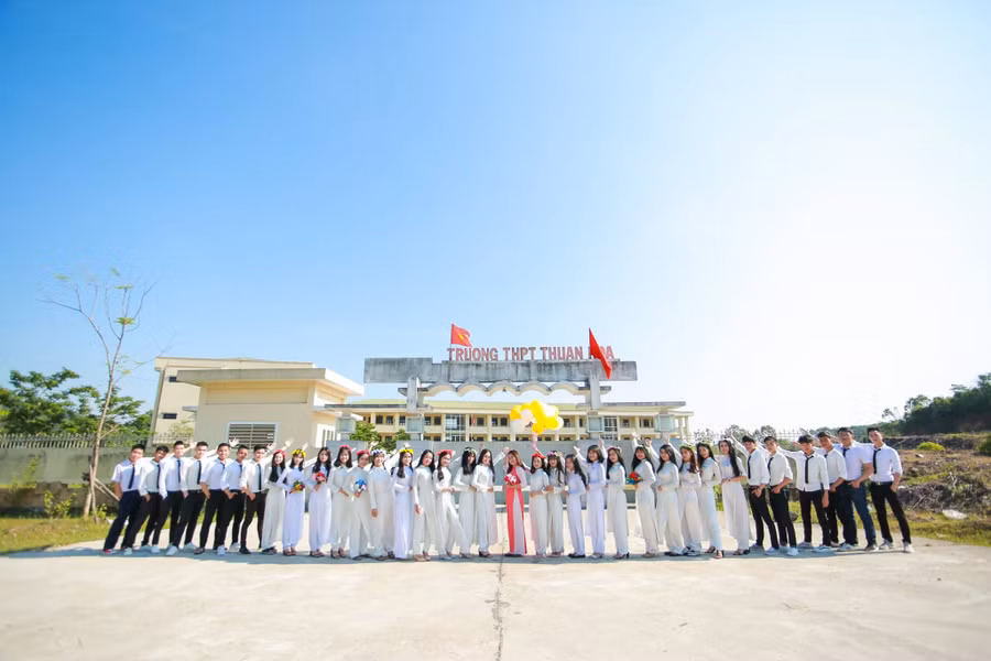 Trường THPT Thuận Hóa vào những ngày đầu thành lập.