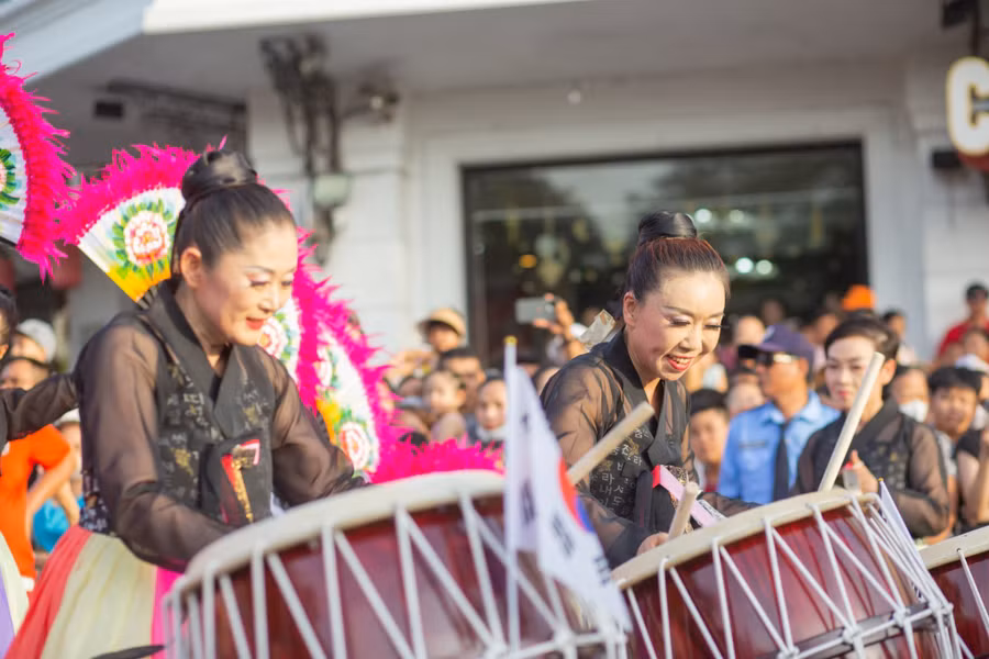 Múa trống.