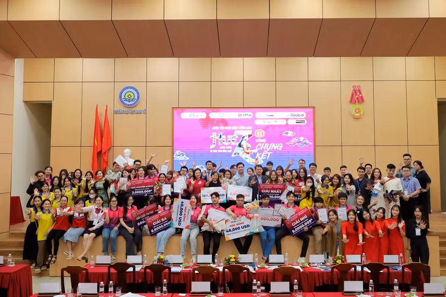 Ban giám khảo, ban tổ chức cùng thí sinh các đội dự thi hùng biện tiếng Anh về di sản văn hóa Huế chụp ảnh lưu niệm cuối cuộc thi. (Ảnh: ĐHKT)