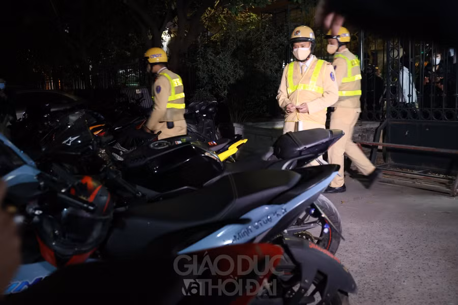 Chặn bắt hàng trăm "quái xế" nẹp pô, lạng lách trên phố Hà Nội ảnh 9