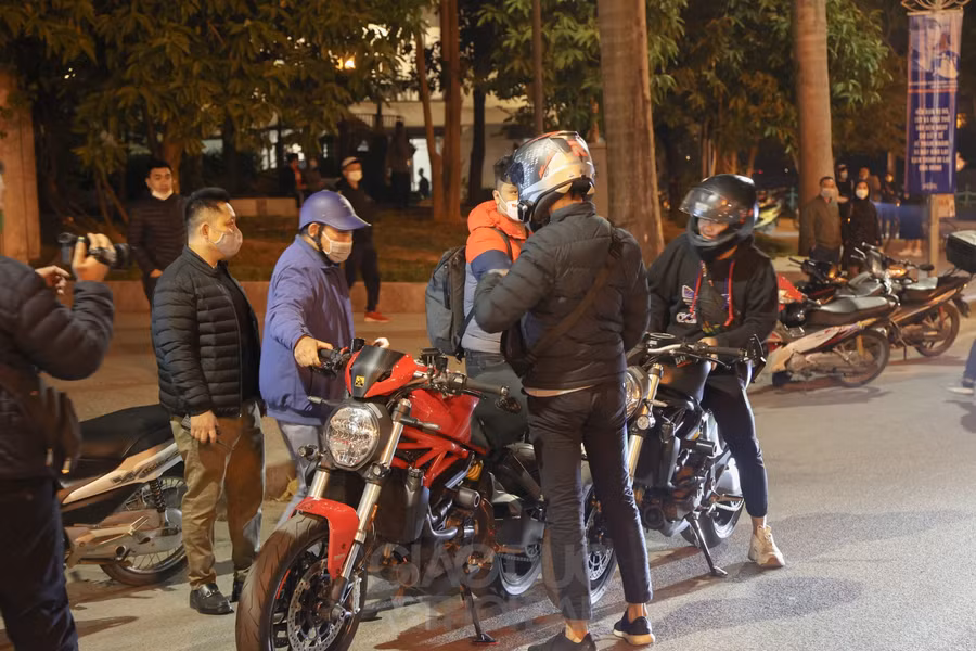 Nhiều trường hợp sau khi có tín hiệu dừng xe của lực lượng chức năng đã không chấp hành mà liều lĩnh tăng ga bỏ chạy, gây nguy hiểm cho người đi đường.