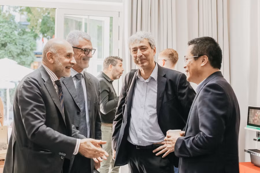 Đại sứ Italy tại Việt Nam, Ngài Antonio Alessandro (ngoài cùng bên trái) trao đổi với các chuyên gia. Đại sứ Italy tại Việt Nam, Ngài Antonio Alessandro (ngoài cùng bên trái) trao đổi với các chuyên gia.